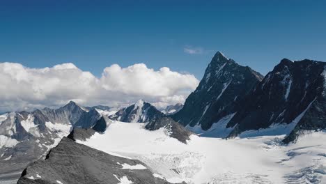 瑞士阿爾卑斯山的空中拍攝,在伯恩地區與山脈中的finsteraarhorn山峰