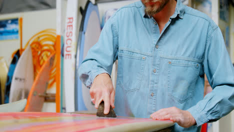 hombre haciendo tabla de surf 4k