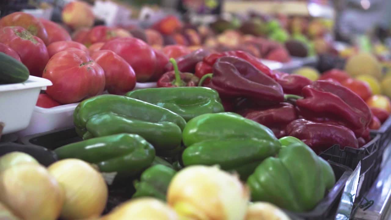 frutas y verduras en el mercado de un agricultor - empujar - cámara lenta