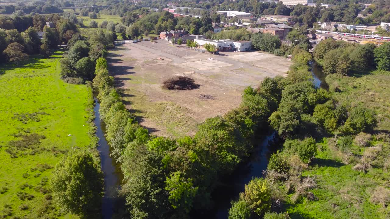 disparo de drones de un estacionamiento de fábrica abandonado en norwich, inglaterra