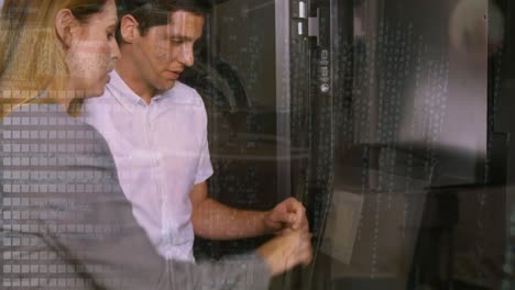 animación del procesamiento de datos sobre técnicos informáticos y servidores informáticos caucásicos masculinos y femeninos