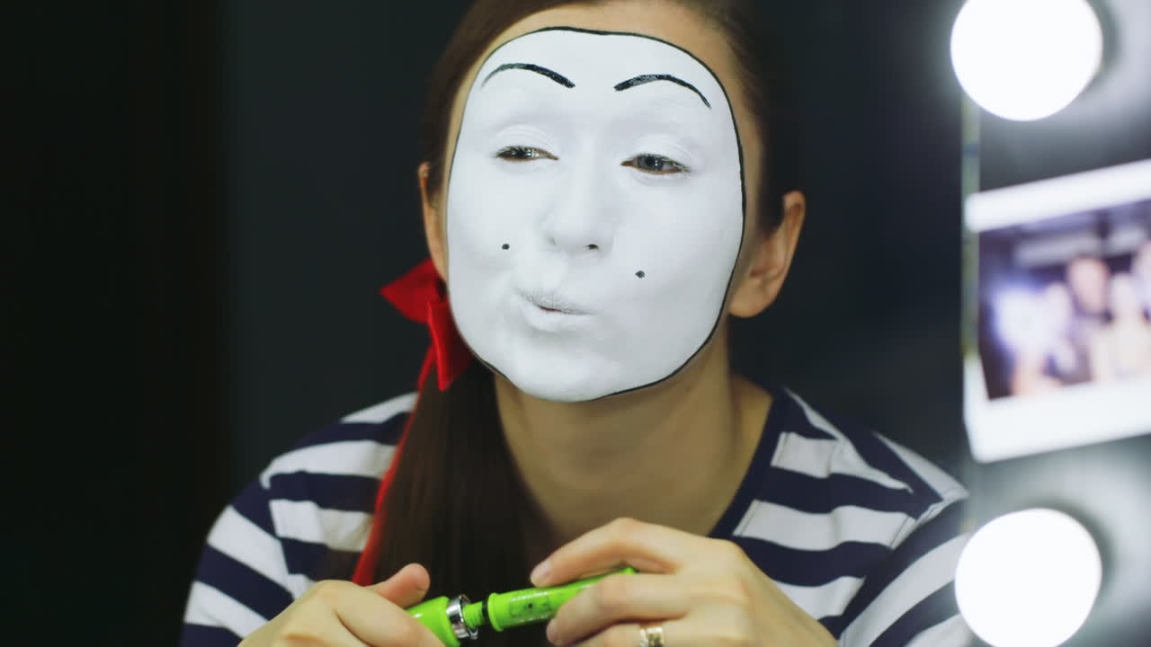 el actor se maquilla de mimo frente a un espejo 1