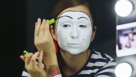 배우가 거울 앞에서 마임 메이크업을 하다 1