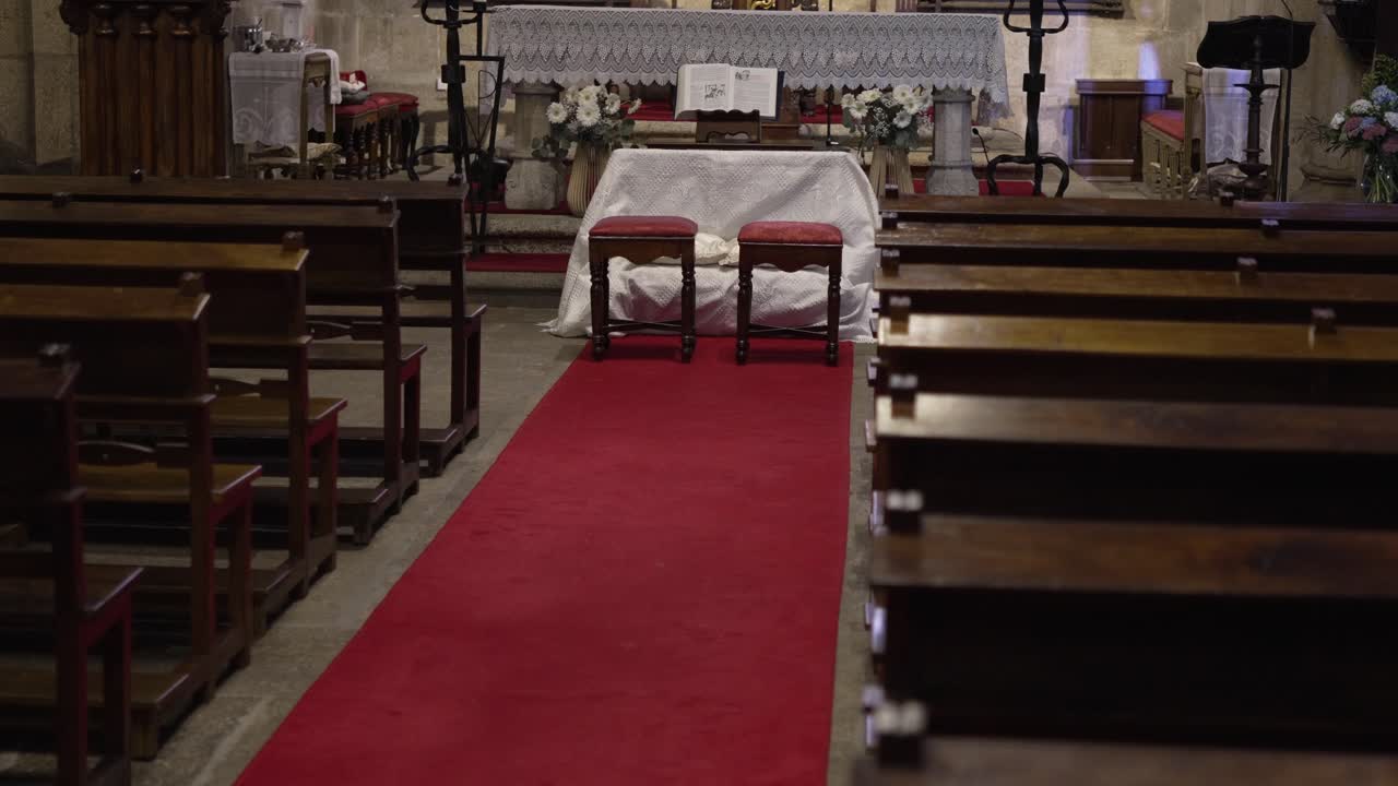 빨간 카펫 통로가 장식된 결혼 제단으로 이어지는 텅 빈 교회 내부