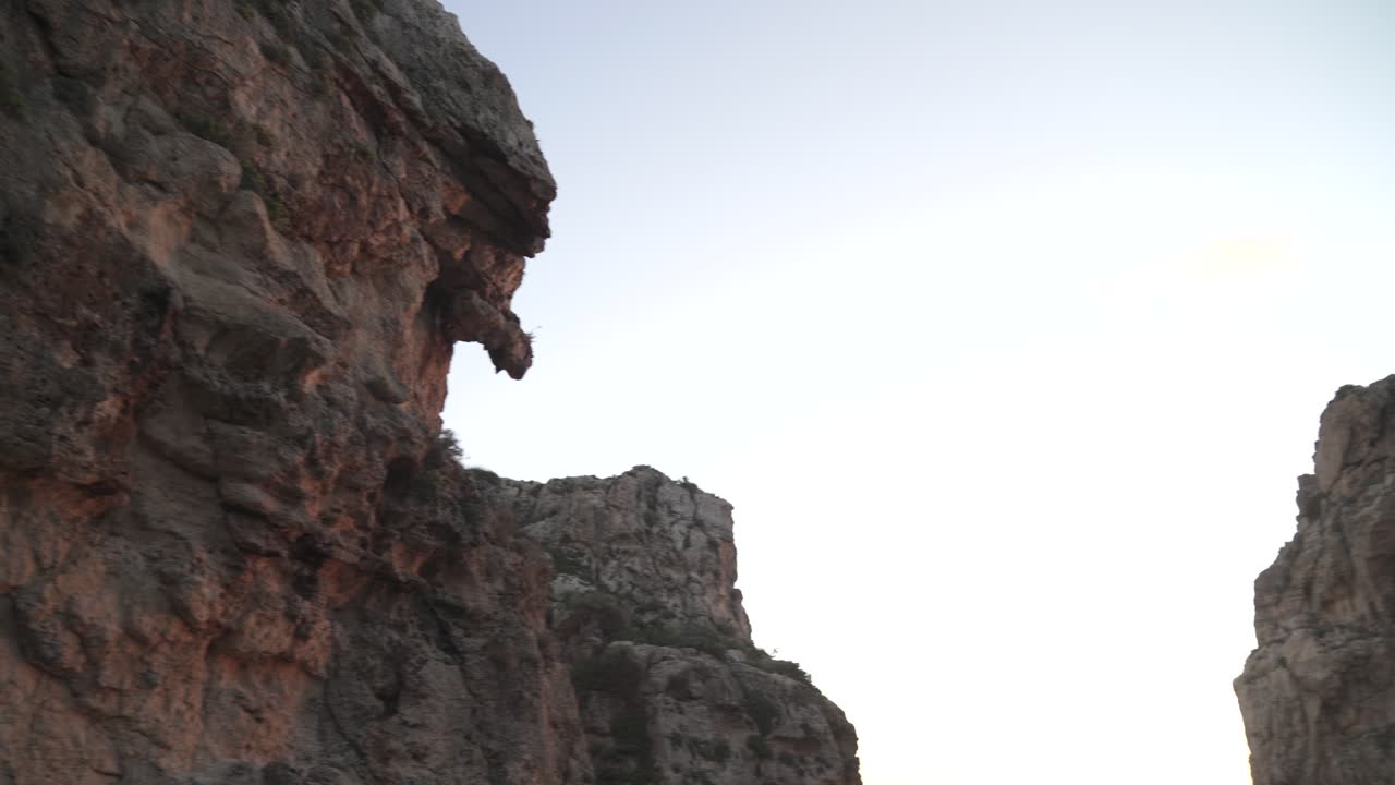 협곡 바닥에서 migra i-ferha 계곡의 탁 트인 전망