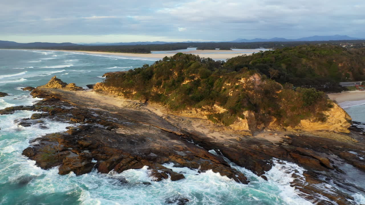 Ripresa cinematografica con drone delle rocce di Wellington con le onde dell'oceano che si infrangono contro le rocce a Nambucca Heads, Nuovo Galles del Sud, Australia.