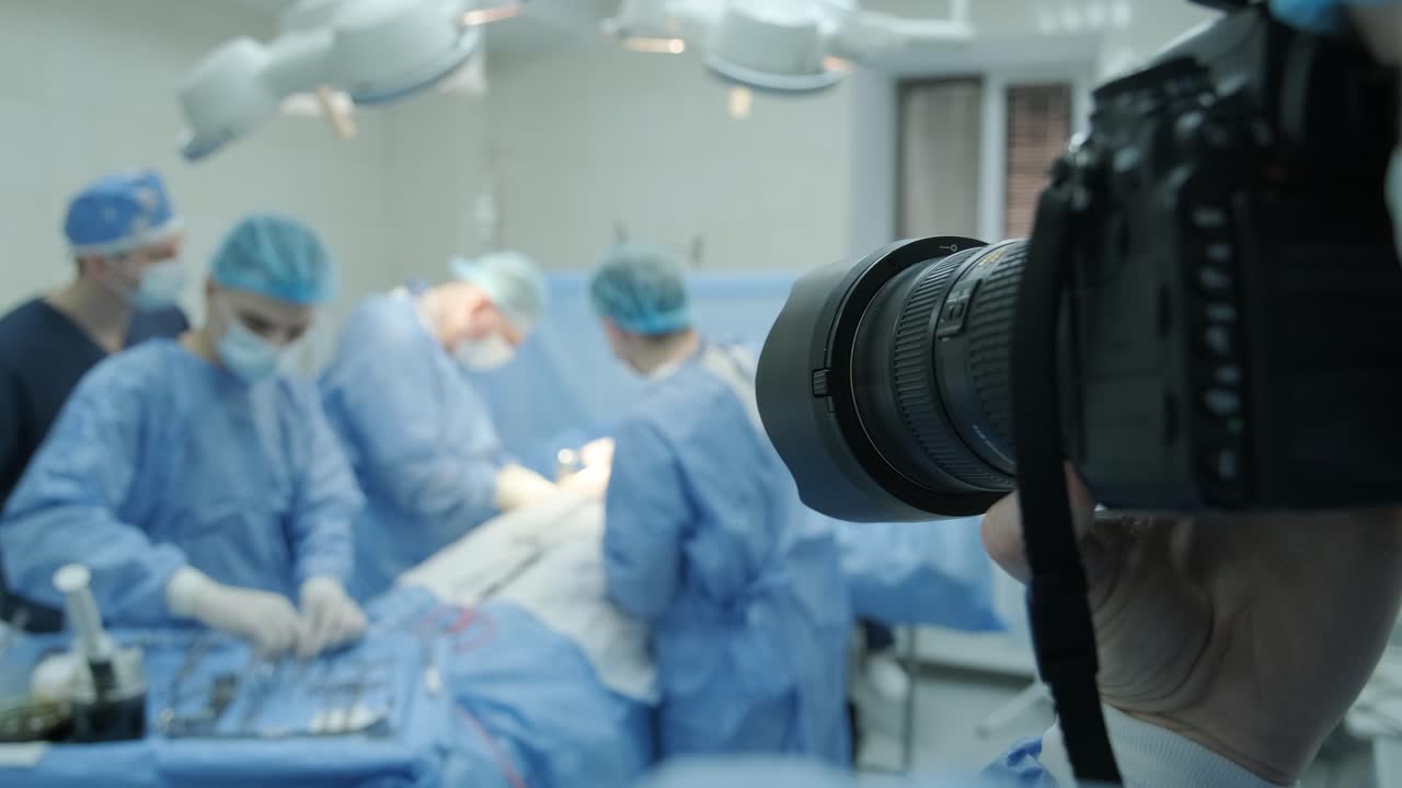 aumento del pecho bajo la guía del equipo de cirujanos en la sala de operaciones quirúrgicas, fondo borroso