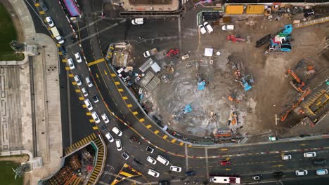 Vista-Aérea-De-Arriba-Hacia-Abajo-Del-Tráfico-En-La-Zona-De-Construcción.