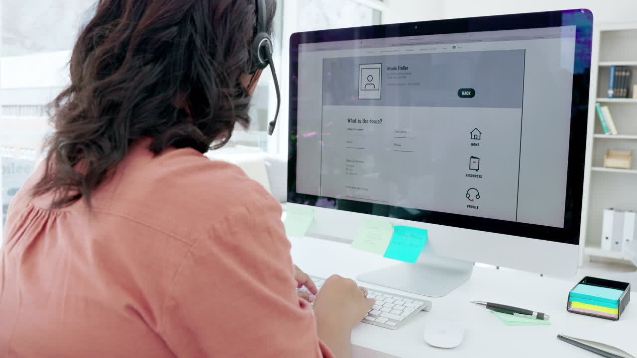 mujer, centro de llamadas y consultoría en computadora