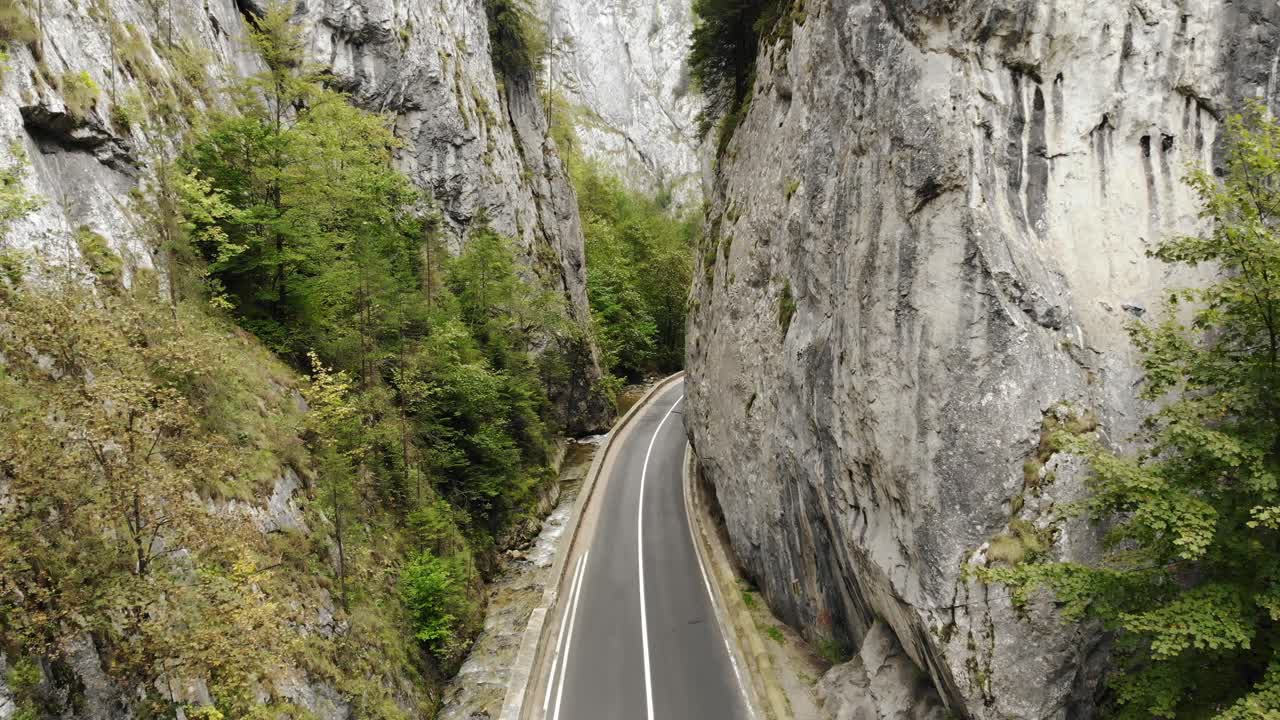루마니아 북동부의 cheile bicazului에 있는 bicaz 협곡 돌을 통해 비행