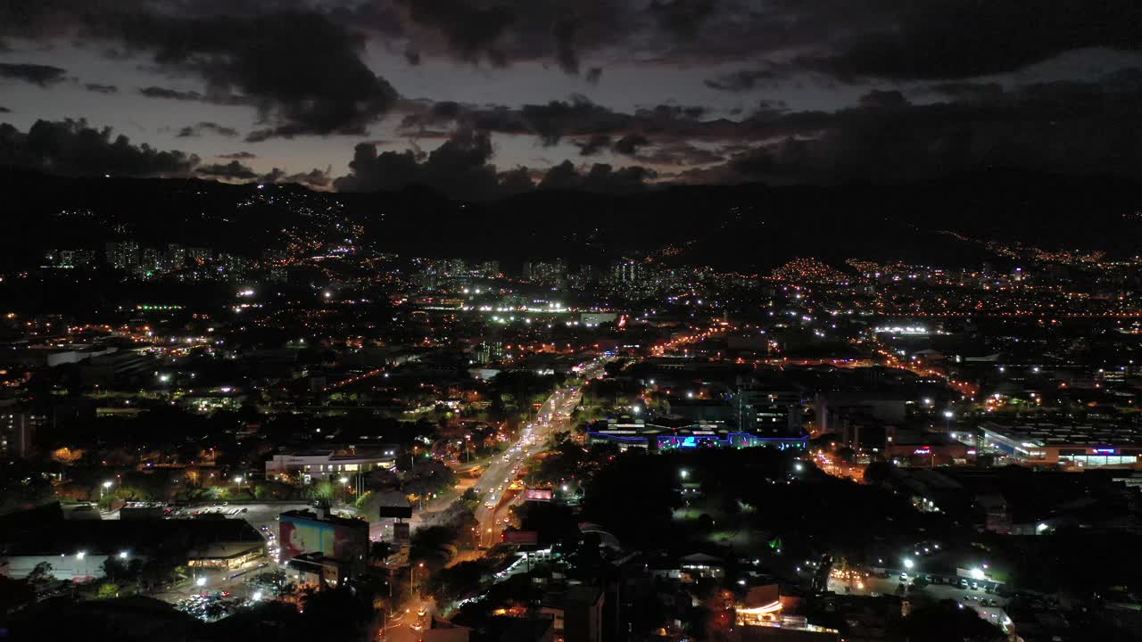 hermosa vista nocturna de medellin, colombia