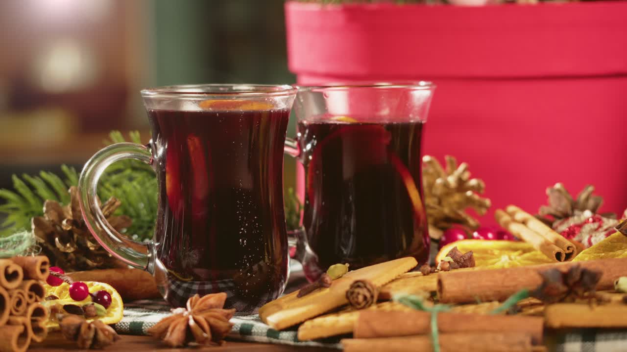 Dampfende Glühweingläser mit festlichen Weihnachtsgewürzen