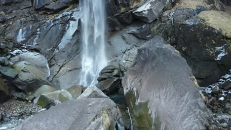 Atemberaubende-Drohnenaufnahmen-Eines-Wunderschönen-Wasserfalls-In-Den-Schweizer-Felsen