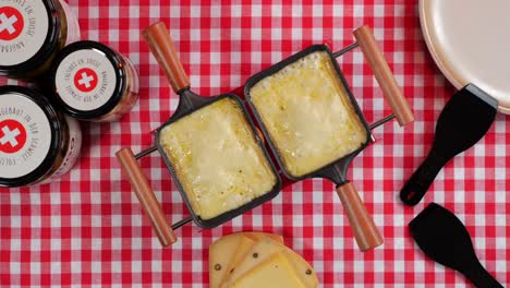 gente comiendo raclette, comida especial de queso suizo.