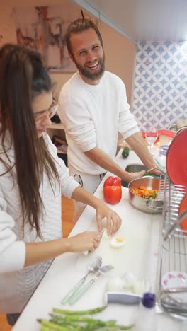 pareja cocinando juntos en la cocina
