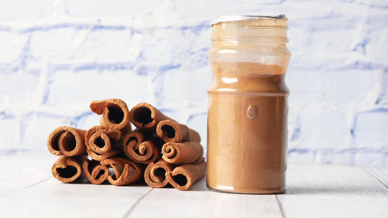 Bastoncini e polvere di cannella