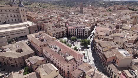 Aérea:-Plaza-De-Zocodover-De-Toledo-Con-Edificios-Históricos-Y-Multitud-Animada