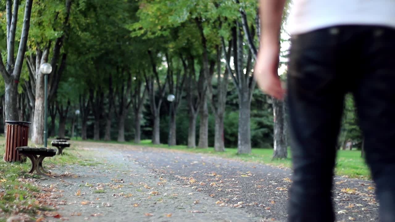 여가 시간 에 숲 을  ⁇ 고 있는 젊은 남자 들