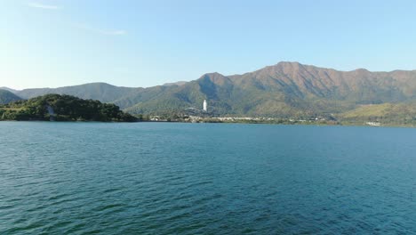 Vista-Aérea-De-La-Zona-Del-Monasterio-De-Hong-Kong-Tsz-Shan-Y-La-Famosa-Estatua-De-Avalokitesvara-Guan-Yin,-Diosa-De-La-Misericordia