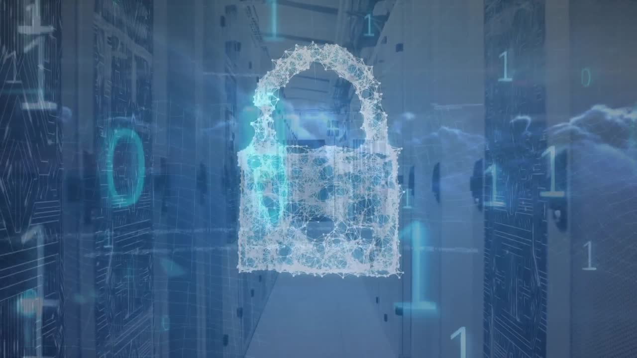 animación del icono del candado de seguridad y la codificación binaria sobre nubes oscuras contra la sala del servidor de la computadora.