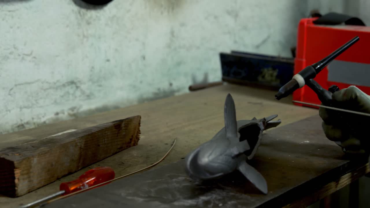 soldador trabajando en el taller 4k