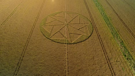 Extrañas-Tierras-De-Cultivo-Crop-Circle-Geometría-Ilustraciones-Stanton-St-Bernard-Vista-Aérea-Wiltshire-Alejándose