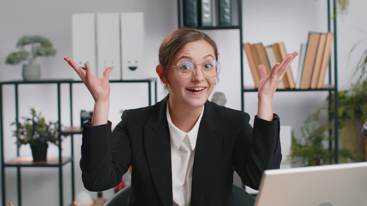Excited amazed young business woman showing hands brain head explosion gesture wow brainstorm idea