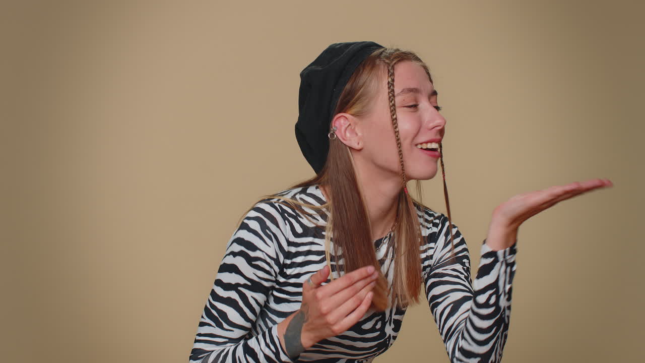 미소 짓는 로맨틱한 예쁜 소녀 공기 키스를 보내 카메라를 쳐다보고 미소 짓는, 당신을 그리워, 사랑