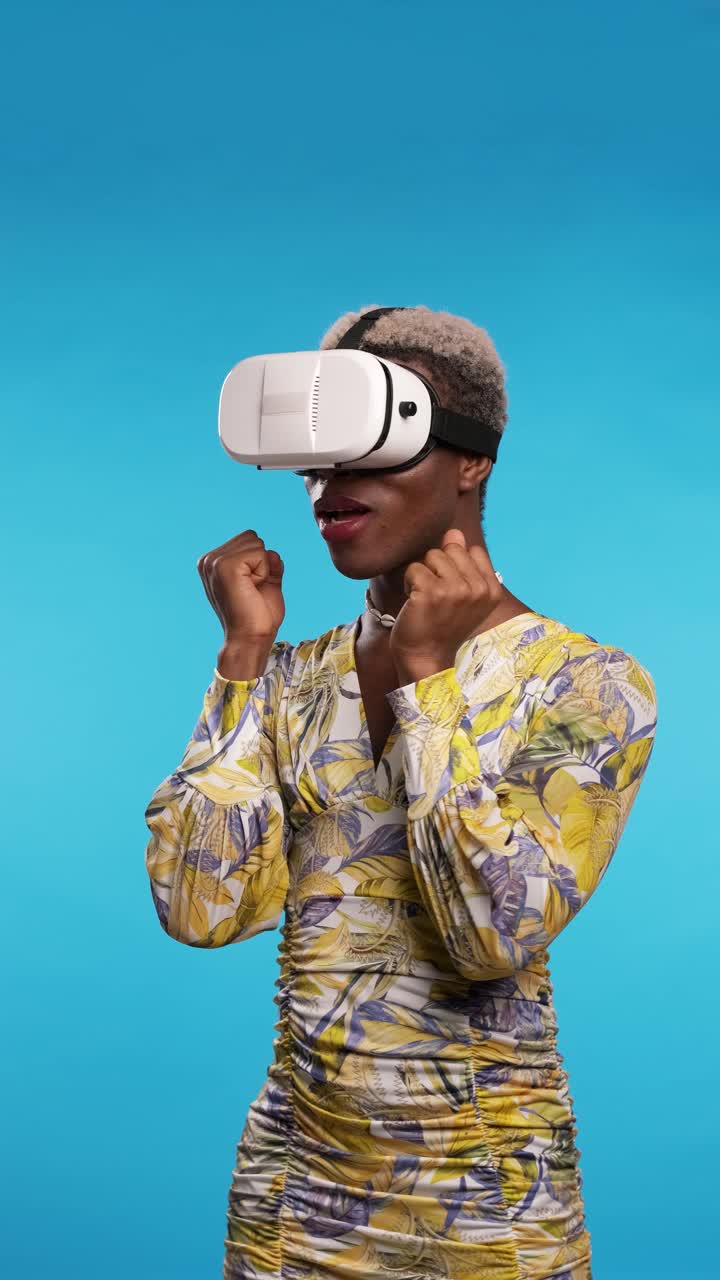 Persona gay nera con realtà virtuale. 4k verticale.