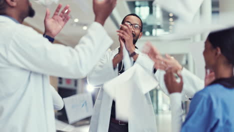 Equipo-De-Atención-Médica,-Médicos-Y-Celebrar-Con-Papel.