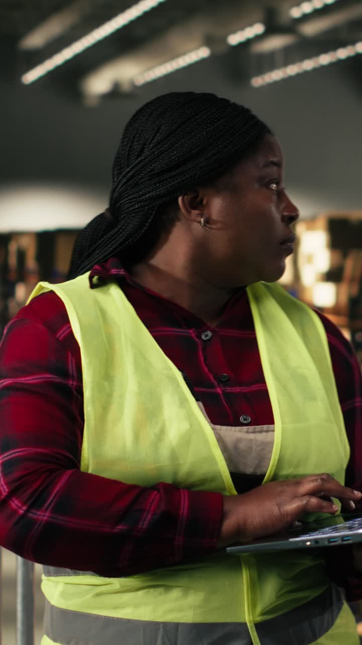 Video verticale: Dipendente afroamericano che svolge lavoro manuale e pianificazione digitale.