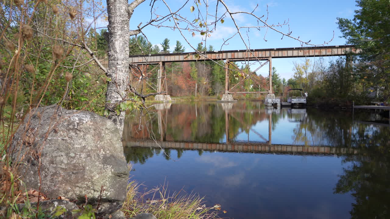 기차 다리가 있는 강 옆에서 왼쪽에서 오른쪽으로 팬