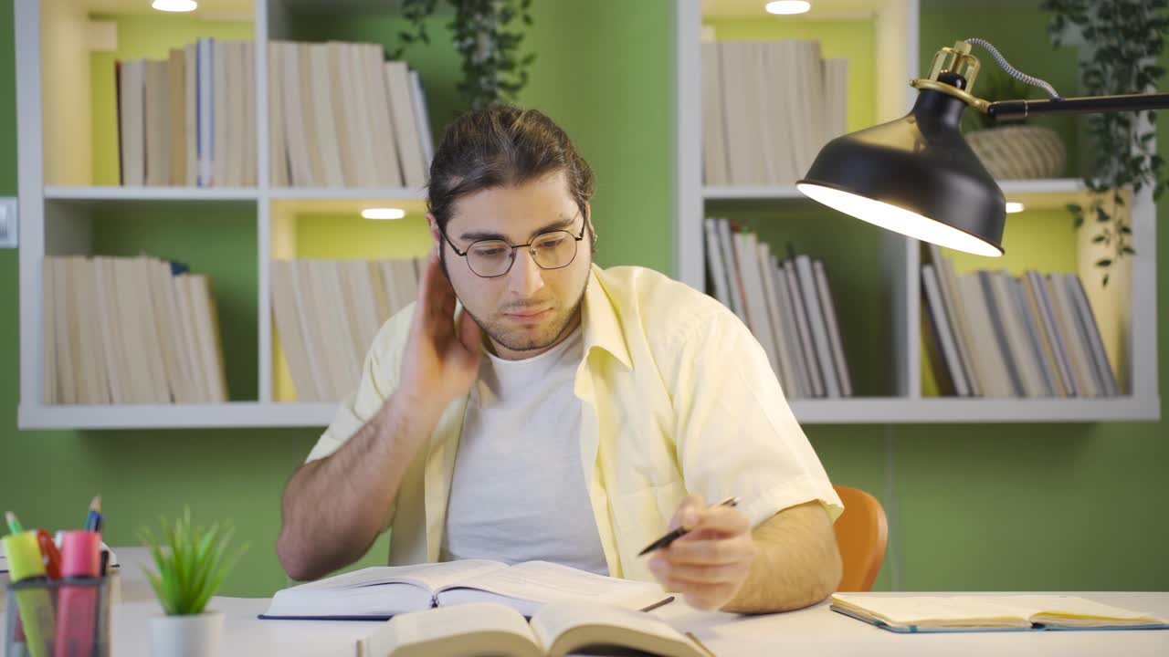 집에서 행복하게 공부하는 대학생 남성.