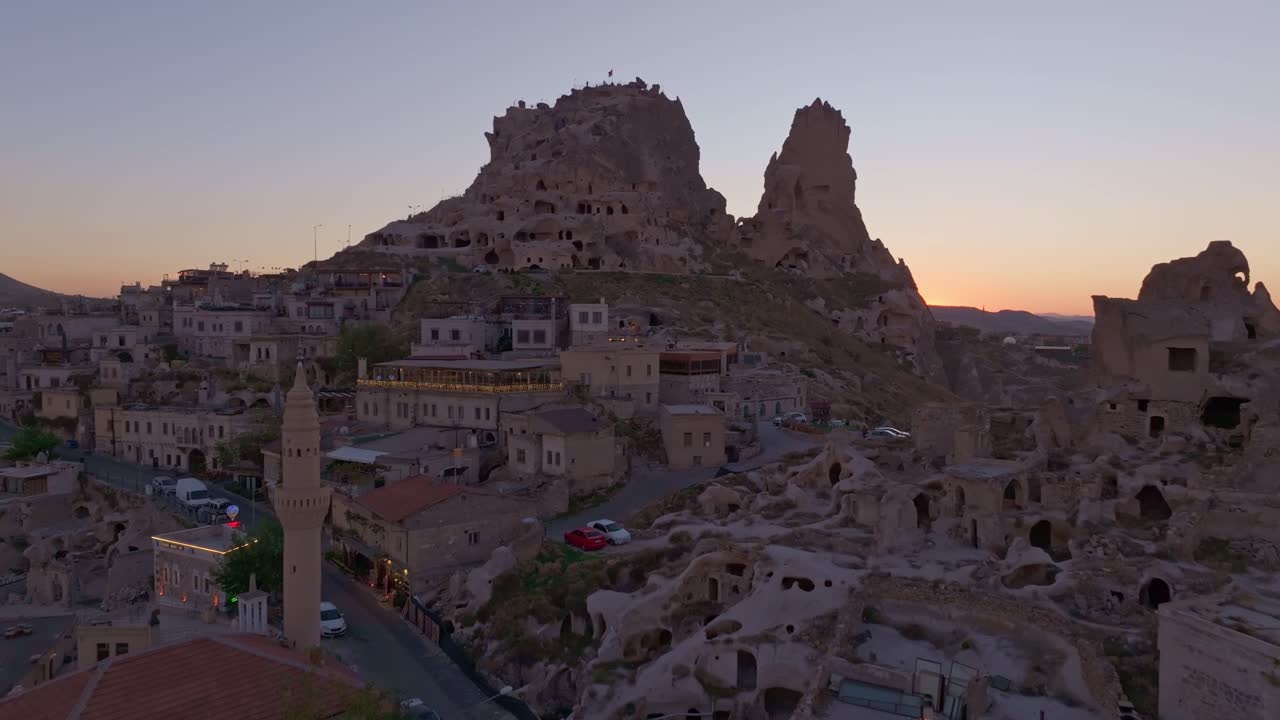 トルコのカッパドキアの宝石であるネヴシェヒルのウチヒサル城を夕日が彩る。