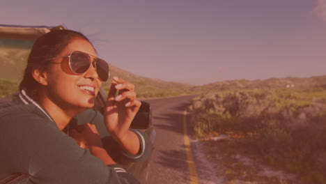 animación de una feliz mujer biracial con gafas, conduciendo un cabriolet