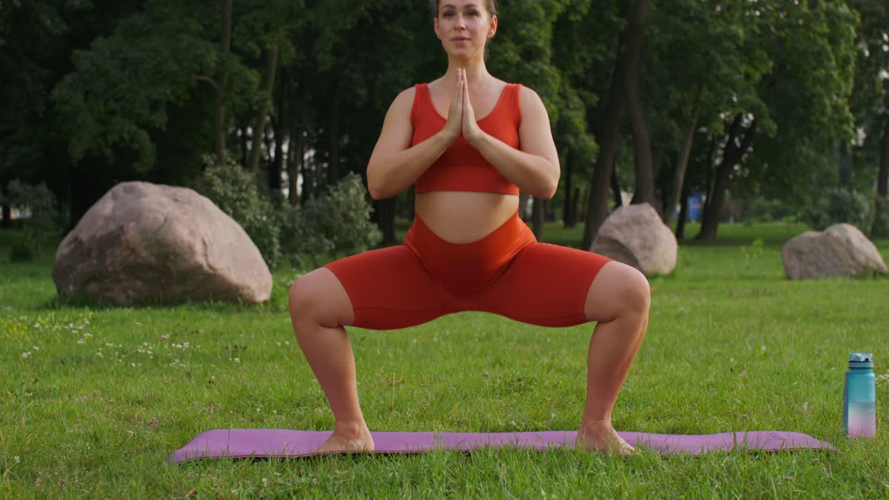 Donna incinta che fa yoga all'aperto
