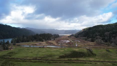 Wunderschöne-4K-Luftaufnahme,-Die-Die-Landschaft-Am-Dean-Creek-In-Reedsport,-Oregon,-Zeigt