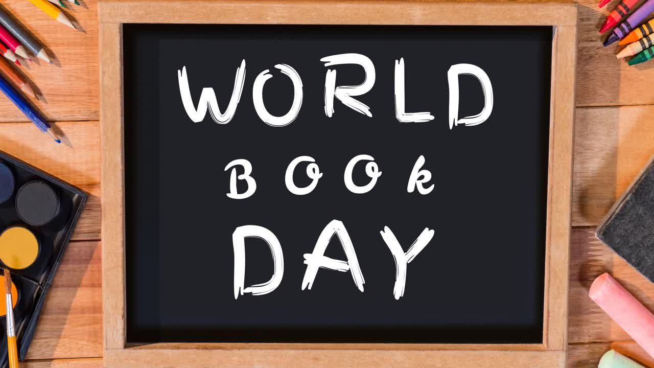 Animazione del testo 'giornata mondiale del libro' su lavagna e articoli scolastici su sfondo di legno