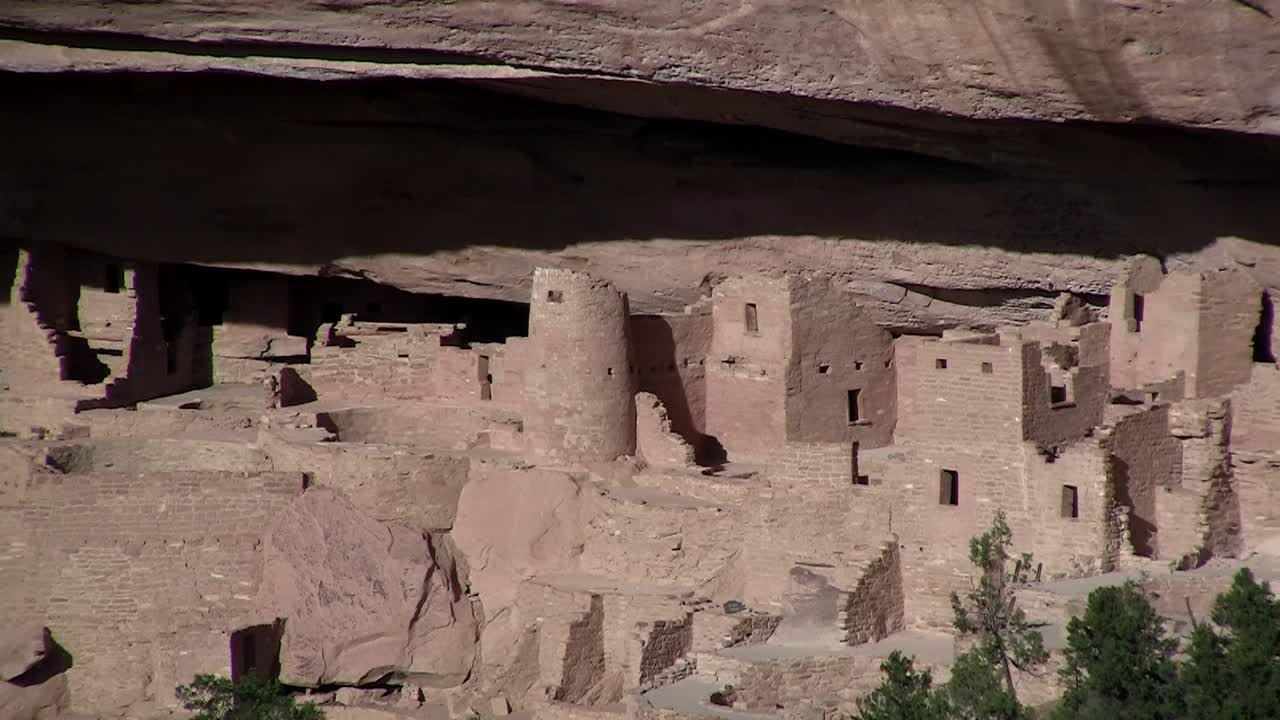 recorra las antiguas viviendas de los indios americanos en mesa verde colorado