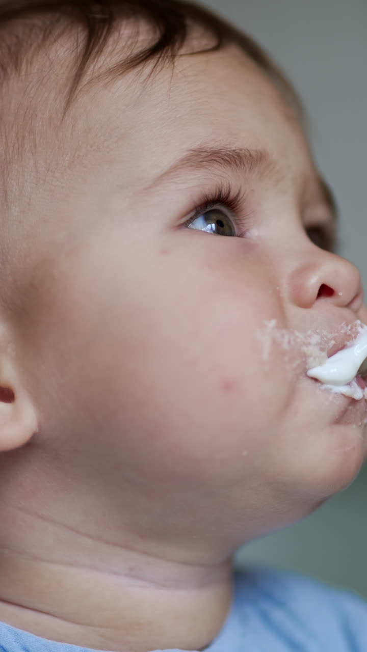 Bambino che mangia con un cucchiaio