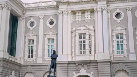 Die-Statue-Von-Sir-Stamford-Verlost-Vor-Dem-Victoria-Theater-Und-Der-Konzerthalle