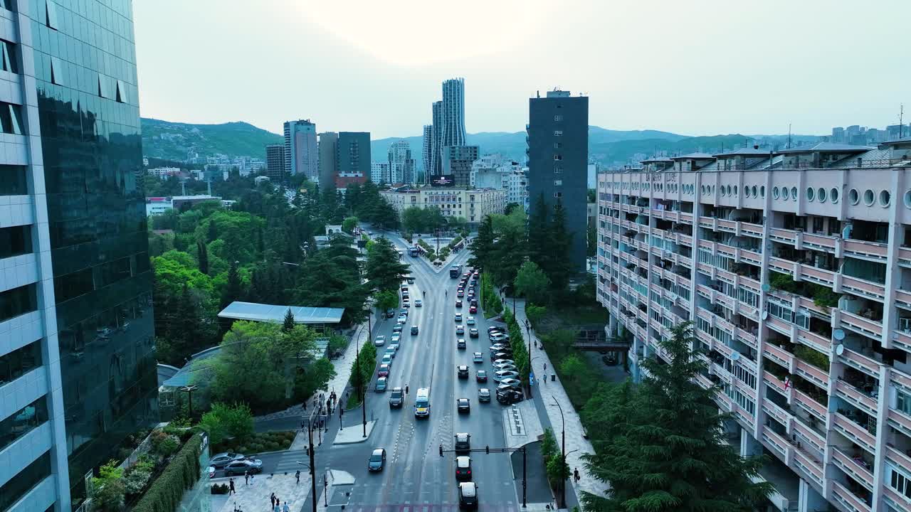 drone disparar para el nuevo lado de tbilisi con un montón de coches nuevos edificios
