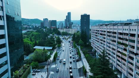 drone disparar para el nuevo lado de tbilisi con un montón de coches nuevos edificios