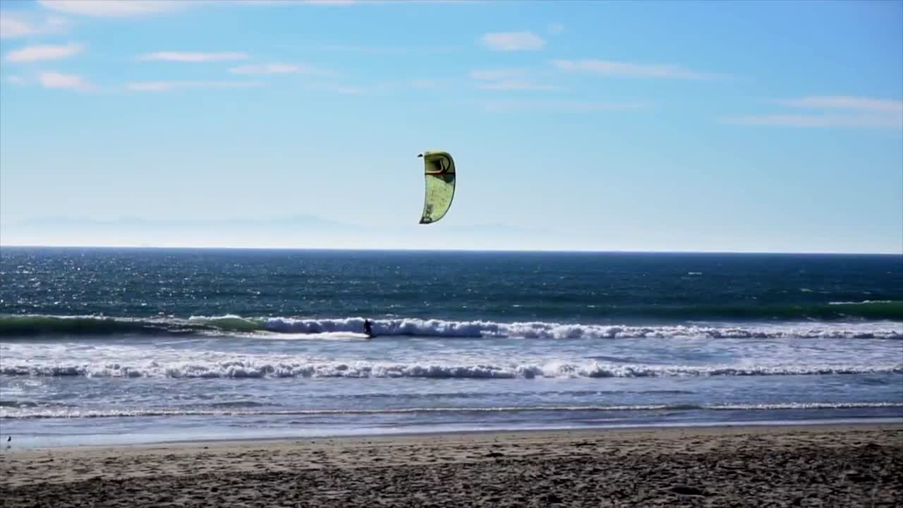 hombre kitesurf en ventura,ca