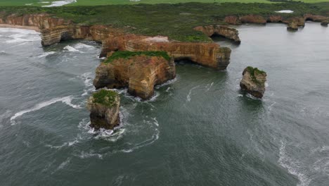 vista de avión no tripulado de la costa rocosa australiana alrededor de la gran carretera del océano