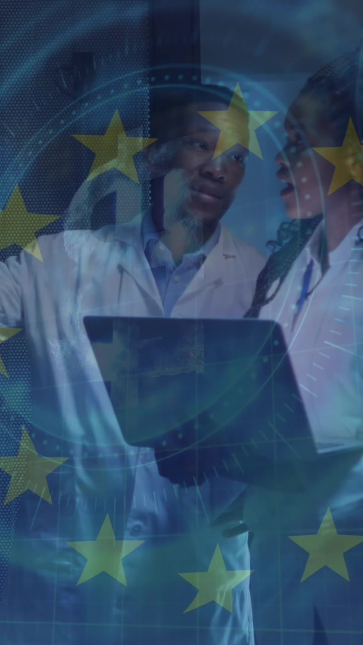 Animazione della bandiera dell'UE sovrapposta a una coppia afroamericana che usa un laptop in una sala server