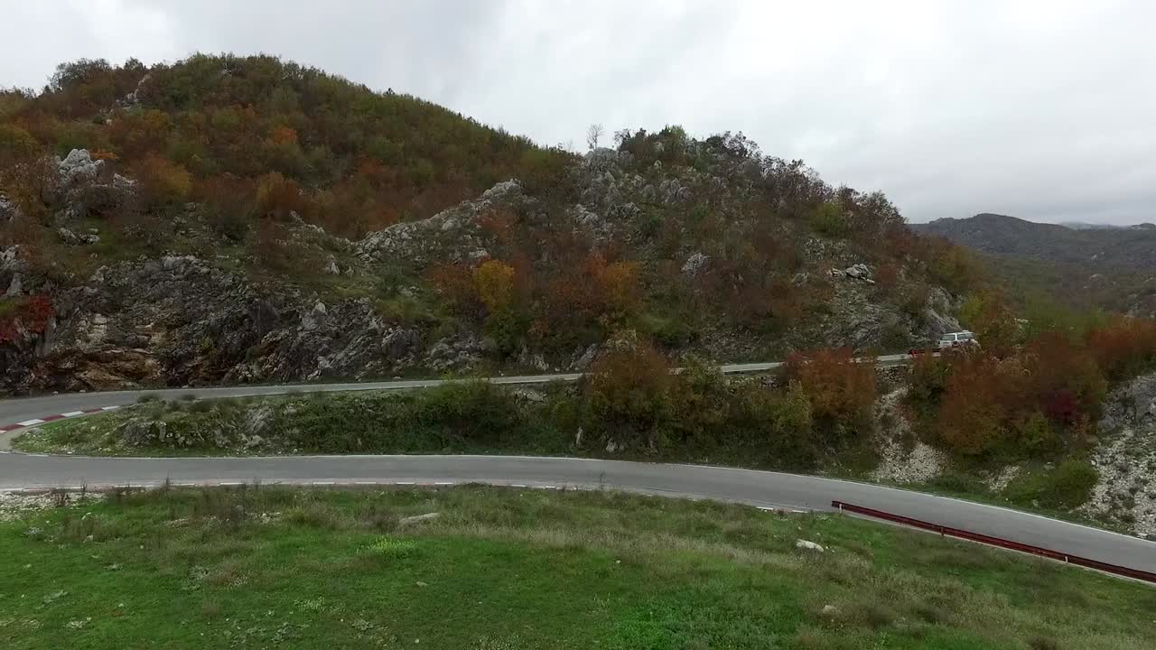 가을의 경치 좋은 산길