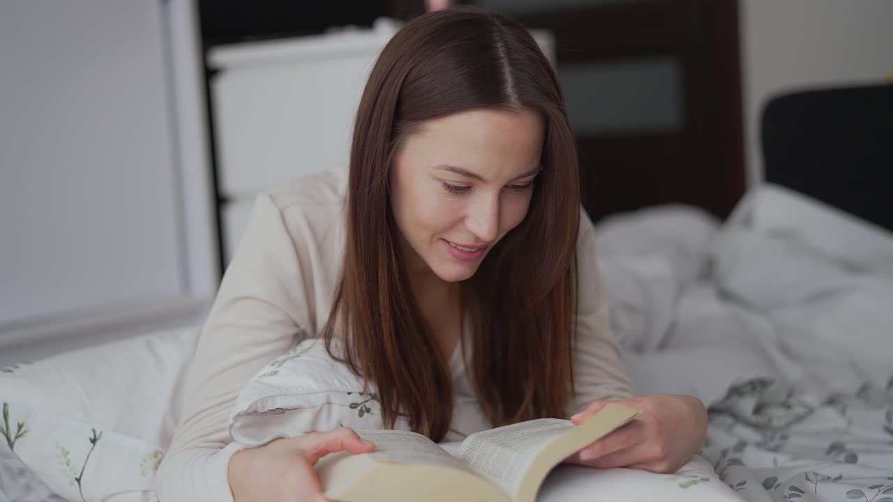 mujer leyendo un libro en la cama