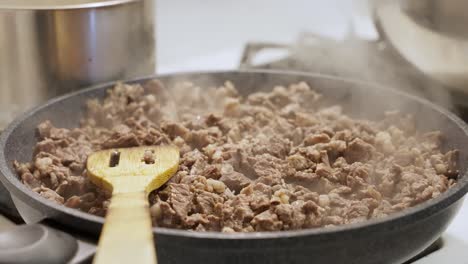 Rotes-Fleisch-In-Der-Küche-Kochen