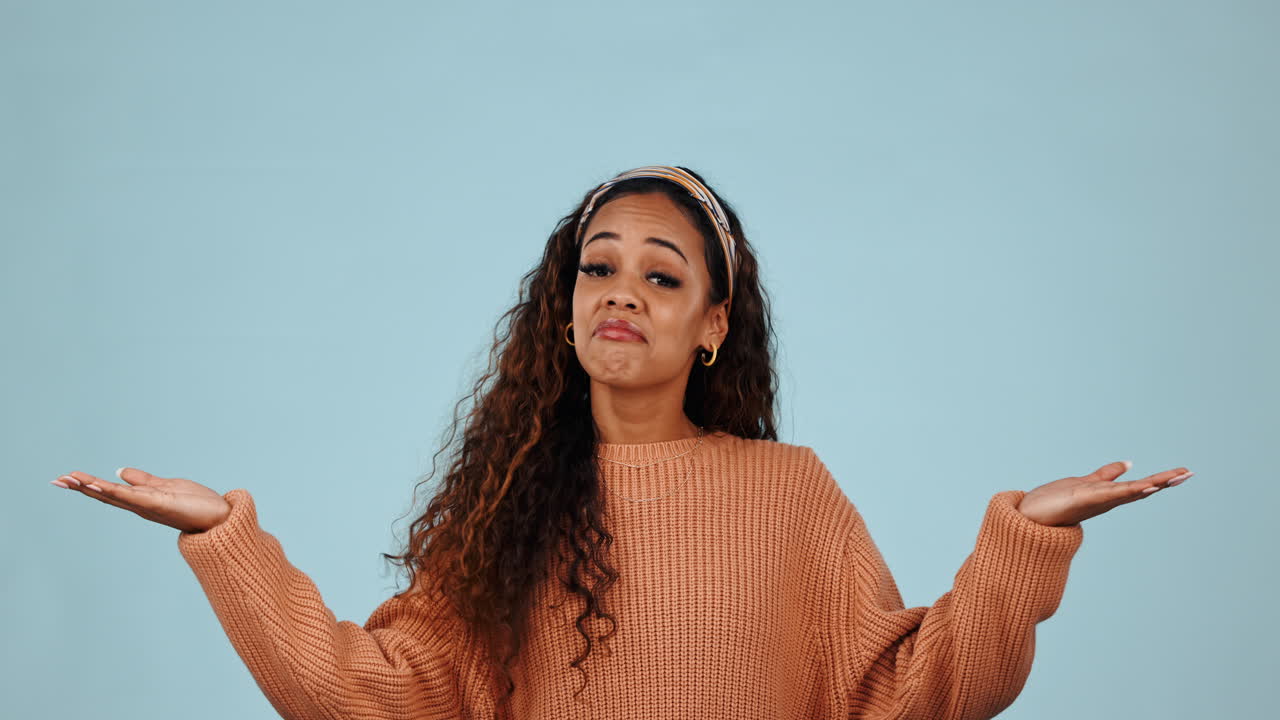 elección, pensamiento y mujer joven en el estudio